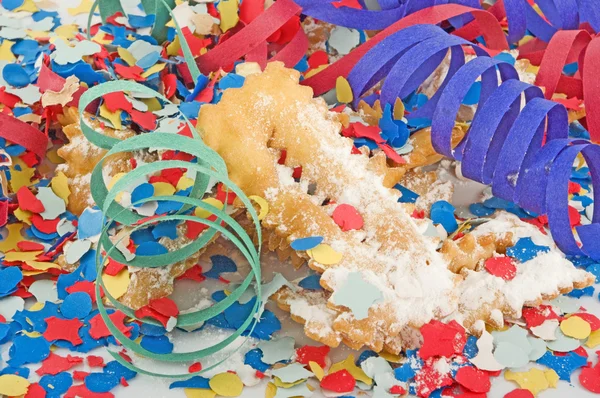 Party-Kuchen und Maske — Stockfoto