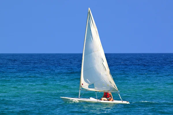 Plachta v modré moře — Stock fotografie