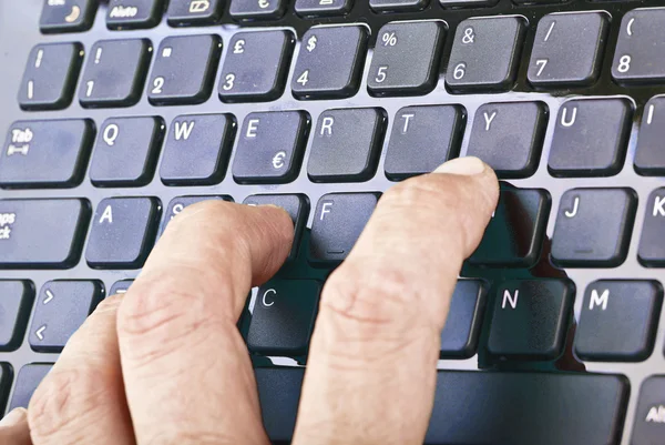 Руки на клавиатуре — стоковое фото