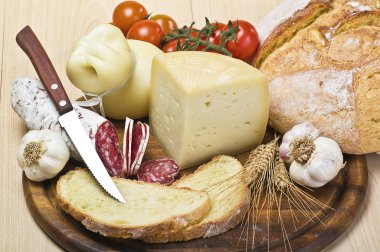 peynir, salam ve baharatlar