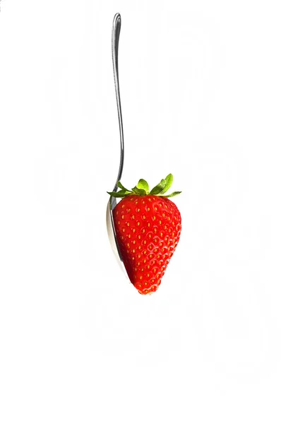 Erdbeere auf einem Löffel — Stockfoto
