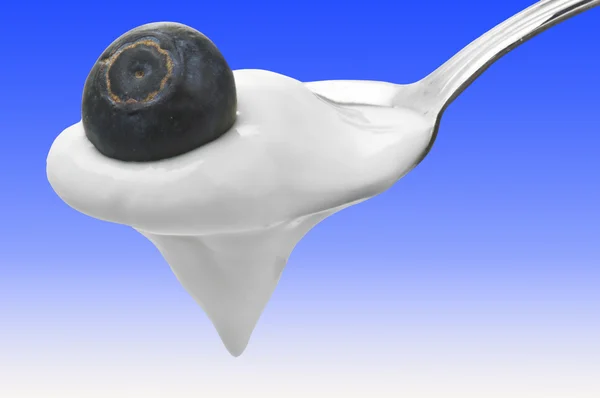 Ложка с йогуртом и черникой — стоковое фото