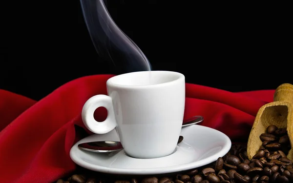 Rykande kaffe och kaffebönor — Stockfoto