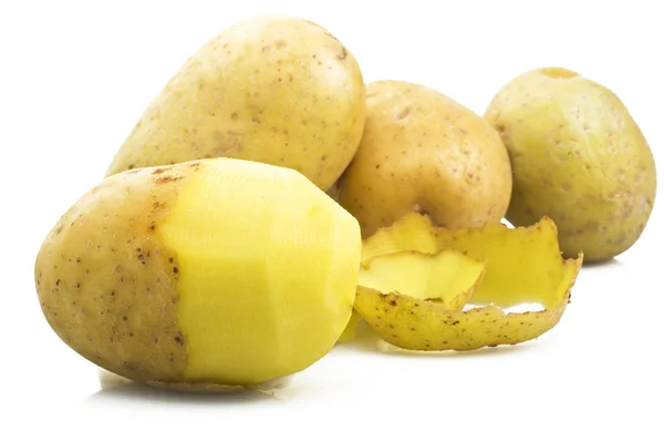 Kartoffeln mit geschälten Kartoffeln — Stockfoto