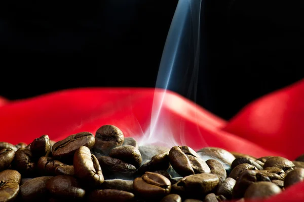 Granos de café humeantes — Foto de Stock