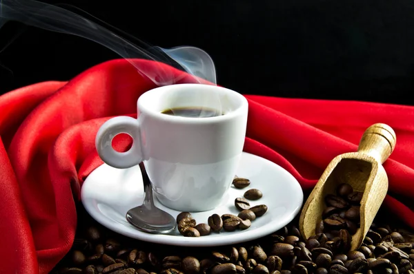 Парящий кофе и кофе в зернах — стоковое фото