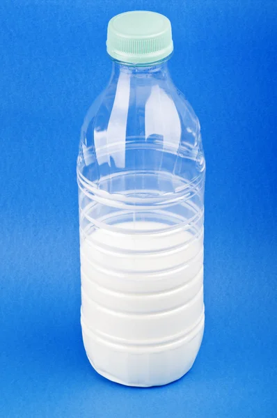 Halbe Flasche Milch — Stockfoto