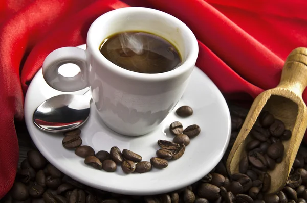 Dumanı tüten kahve ve kahve çekirdekleri — Stok fotoğraf