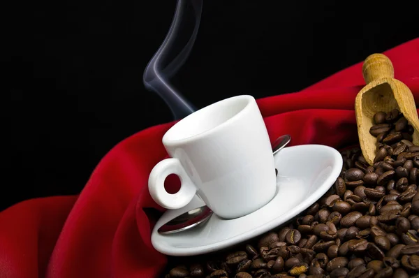 Kouřící kávy a kávových zrn — Stock fotografie