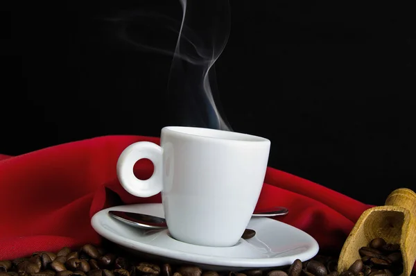 Caffè fumante e chicchi di caffè — Foto Stock