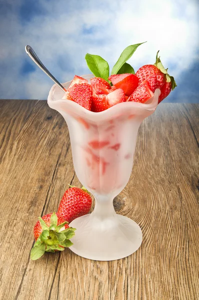 Bowl strawberries — Stock Photo, Image