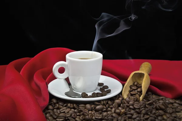 Caffè fumante e chicchi di caffè — Foto Stock
