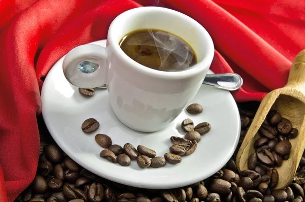 Café al vapor y granos de café —  Fotos de Stock