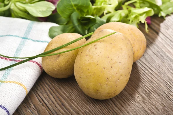 Aardappelen en salade — Stockfoto