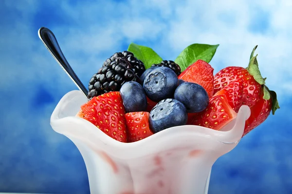 Bowl with berries — Stock Photo, Image