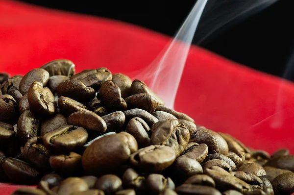 Kouřící kávová zrna — Stock fotografie