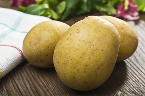 Kartoffeln und Salat — Stockfoto