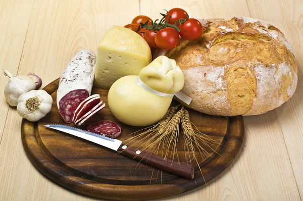 チーズ、サラミ、スパイス — ストック写真