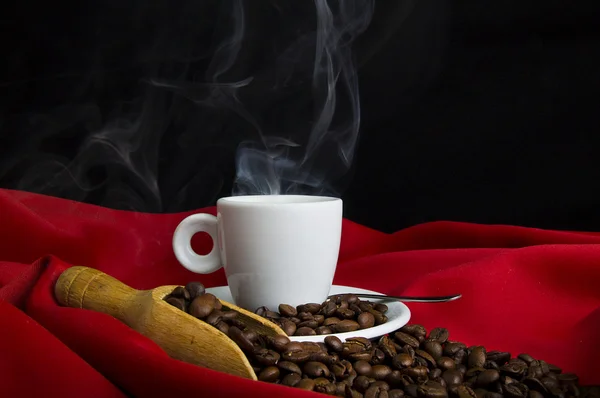热气腾腾的咖啡和咖啡豆 — 图库照片