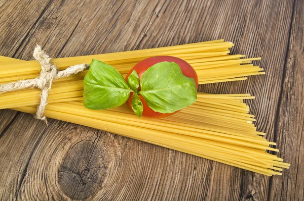 Томаты и спагетти — стоковое фото