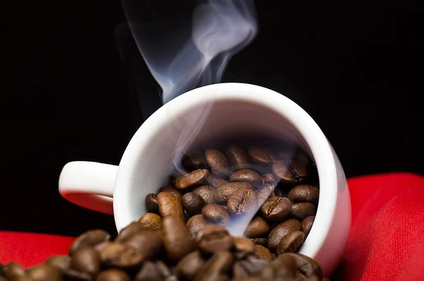Dampende koffie bonen — Stockfoto