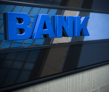 bakış açısı ile bir cephe tabelada mavi banka