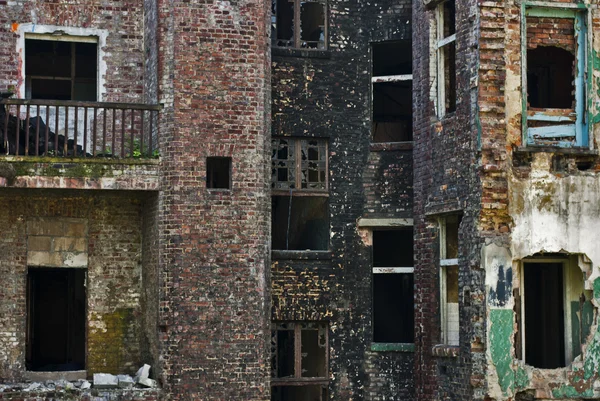 Ущерб в городе промышленности, разрушенное кирпичное здание — стоковое фото