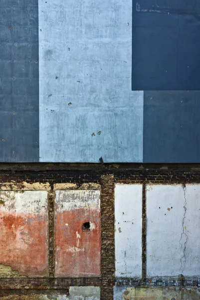 台無しにされたれんが造りの建物で抽象的なカラフルな壁 — ストック写真