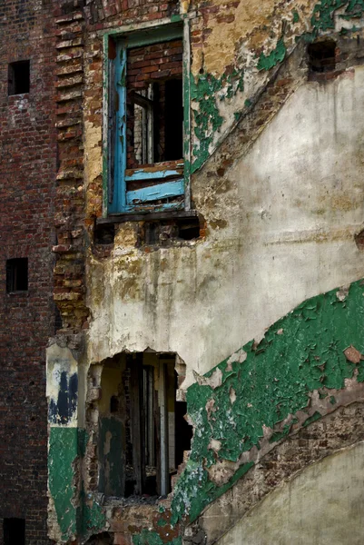 Schade in de stad van de industrie, geruïneerde bakstenen gebouw — Stockfoto