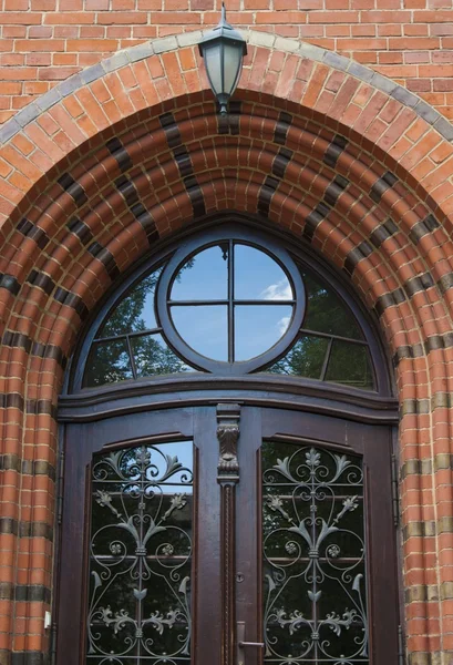 れんが造りのエントリ、ビトム、ポーランドの歴史的な木製のドア — ストック写真