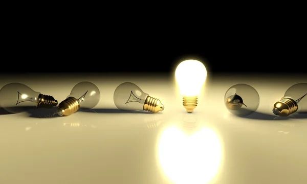 Una lampadina luminosa tra le altre lampadine, concetto di idea — Foto Stock
