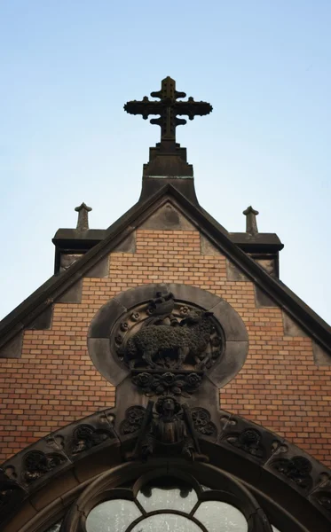 Stara Cegła i kamień kościół krzyż z rzeźbami — Zdjęcie stockowe