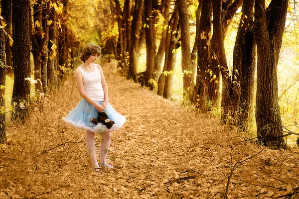 美丽的女孩在梦幻般的木 免版税图库照片