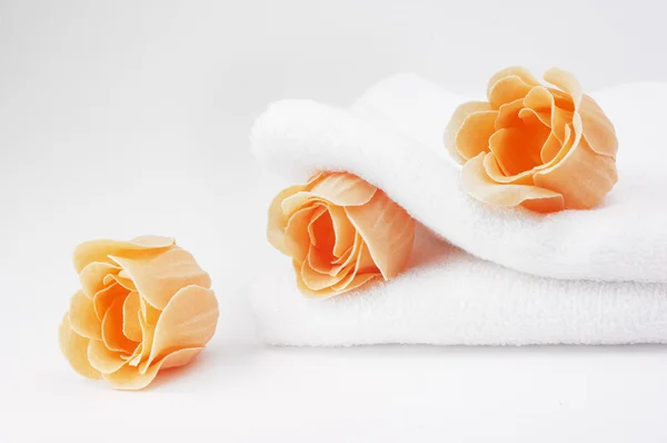 Serviette avec des fleurs de bain parfumées — Photo