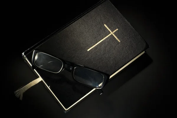 Bible s brýlemi — Stock fotografie