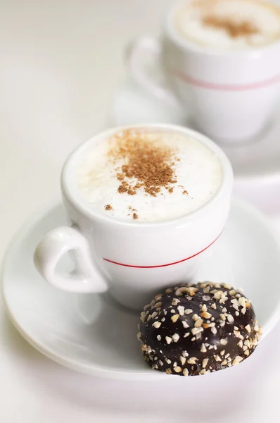Copa de café capuchino con caramelos de chocolate —  Fotos de Stock