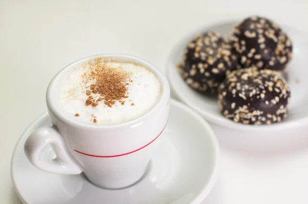 Copa de café capuchino con caramelos de chocolate —  Fotos de Stock