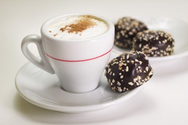 fincan cappuccino kahve ile çikolata şeker