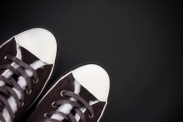 Siyah arka plan, kahverengi Ayakkabı — Stok fotoğraf