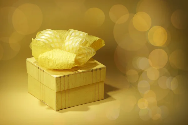 Κίτρινο κουτί δώρου — Φωτογραφία Αρχείου