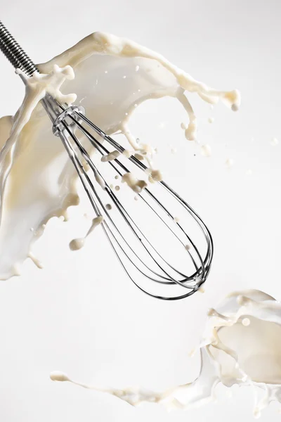 Stalen garde in splash van melk — Stockfoto