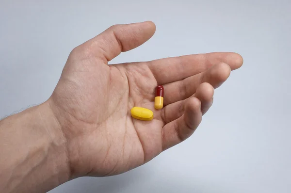 Hand med två piller — Stockfoto