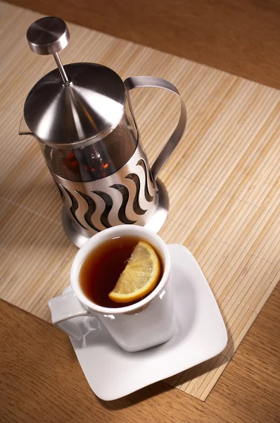Taza de té y prensa francesa — Foto de Stock