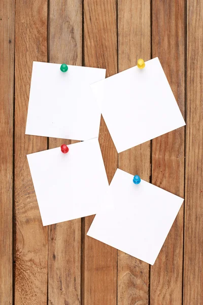 Prázdné papíry a barevných kolíků — Stock fotografie