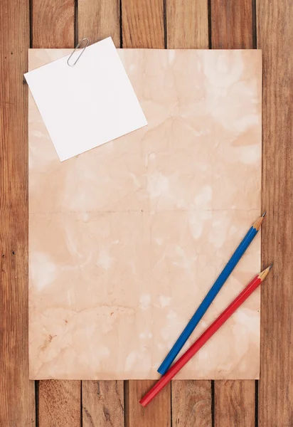Gamla papper med pennor bakgrund — Stockfoto