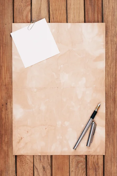 Vecchia carta su una scrivania di legno con penna stilografica — Foto Stock