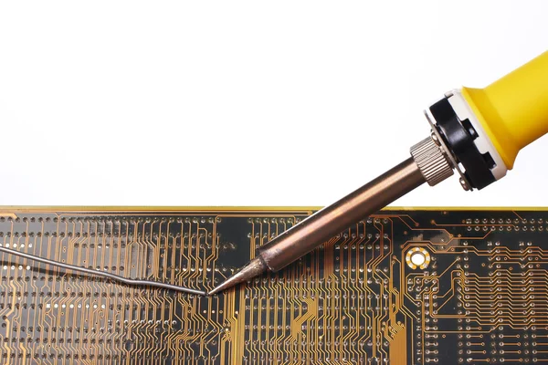 Een elektronische schakeling solderen — Stockfoto