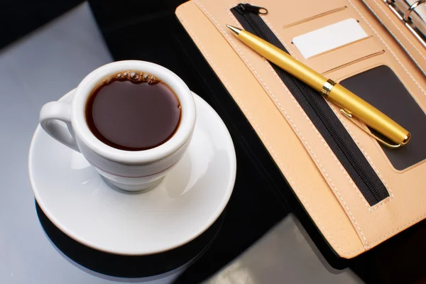 Tasse Kaffee mit dem Tagebuch — Stockfoto