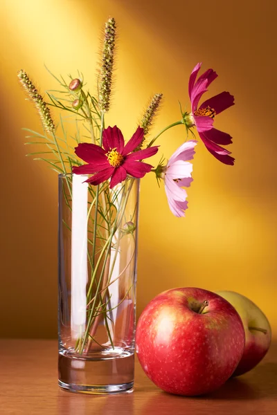Çiçekler ve elma natürmort — Stok fotoğraf