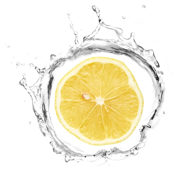 Limón amarillo en agua salpicada — Foto de Stock